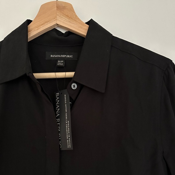 BNWT- Banana Republic Black Flowy Dress Shirt (S) - Picture 4 of 11